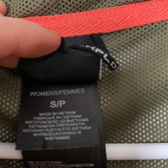 The North Face Women’s Windbreaker Size small Camo - Picture 4 of 7